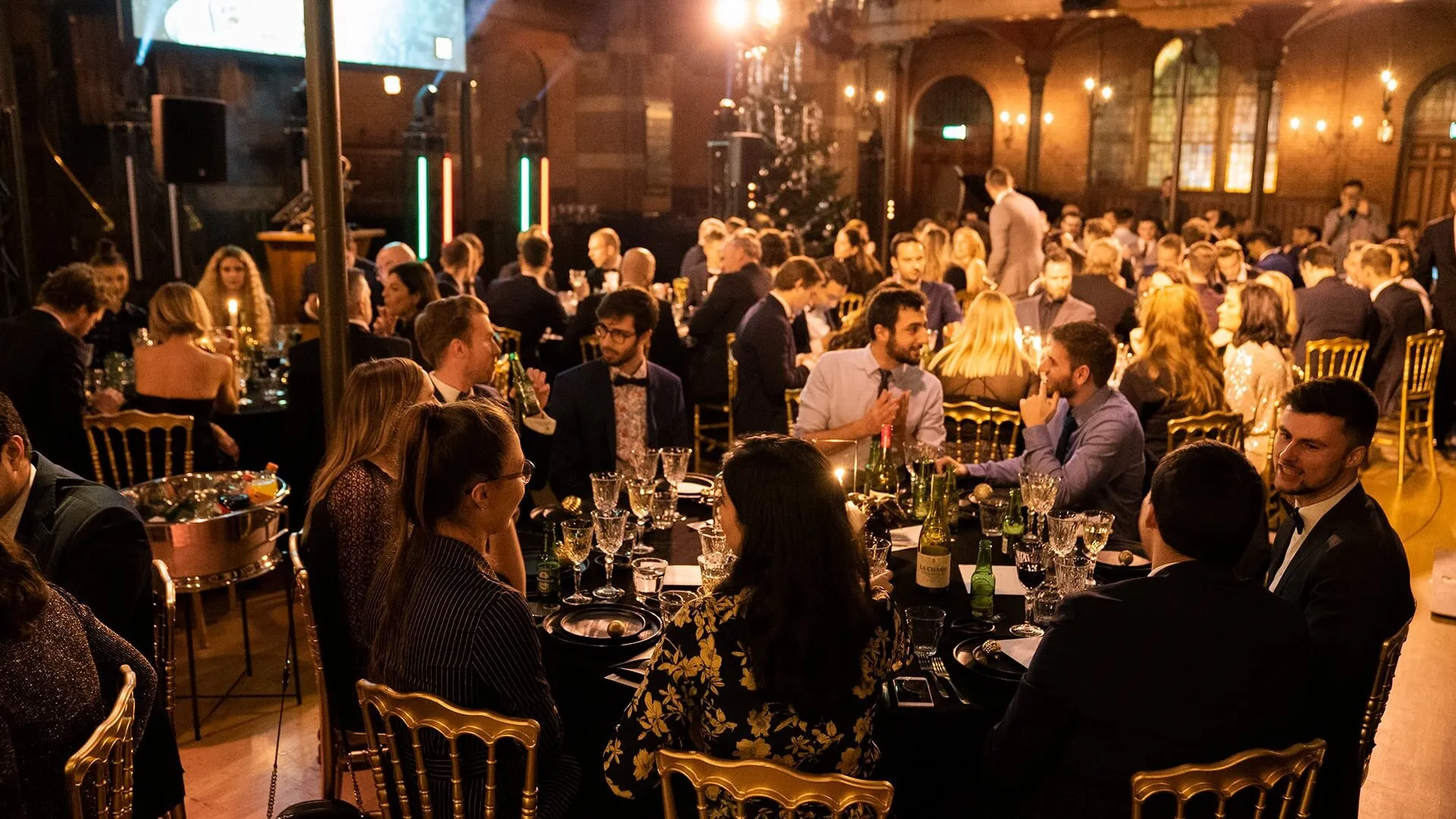 Feestelijk gala-diner in Arminius met sfeerverlichting en videoschermen