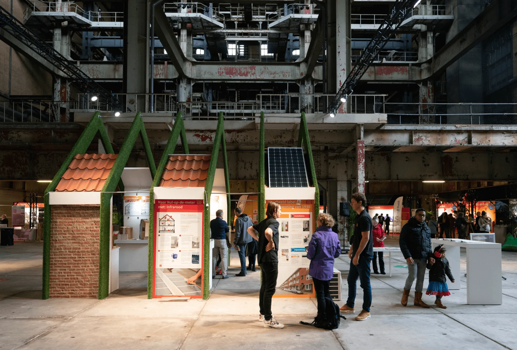 Beursvloer met stands in industriële hal