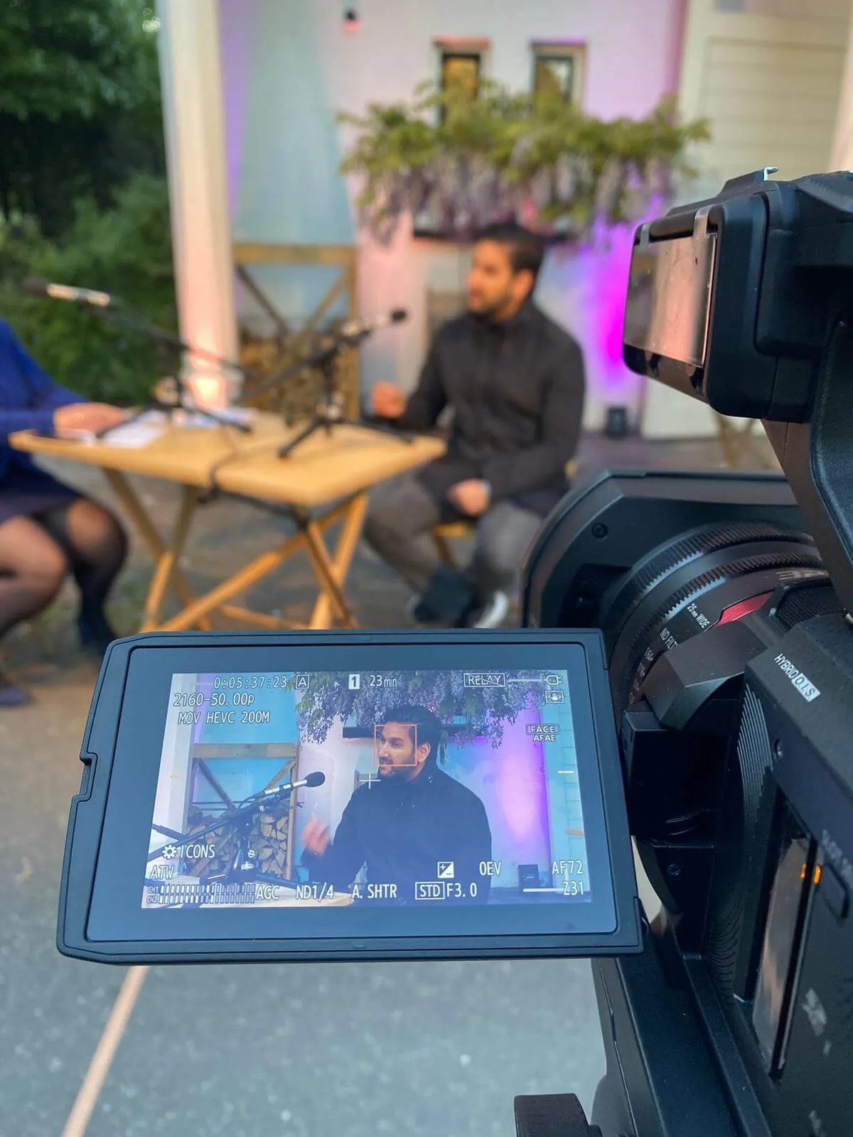 Livestream-productie van Showcare: camera geregistreerd talkshow-decor