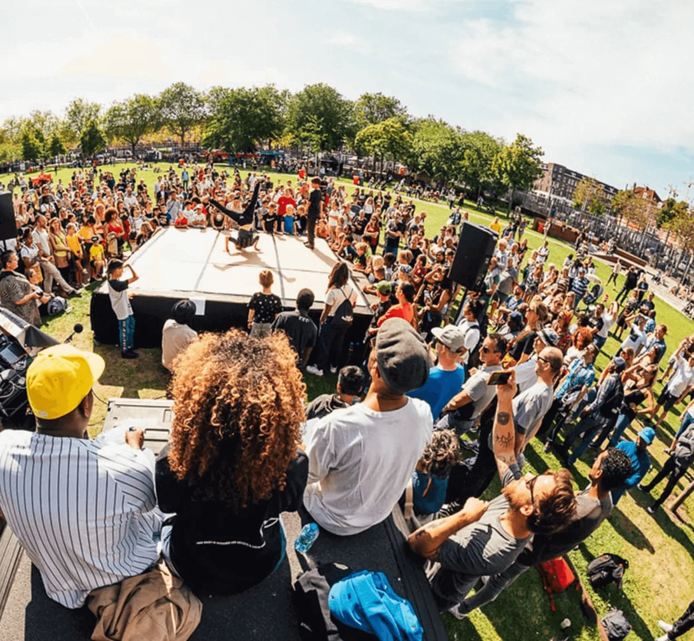 Publiek in een cirkel rond de breakdance-battlevloer op POW! WOW! Rotterdam