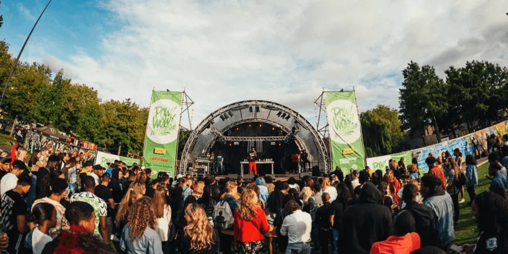 Het hoofdpodium met publiek in de Afrikaanderwijk
