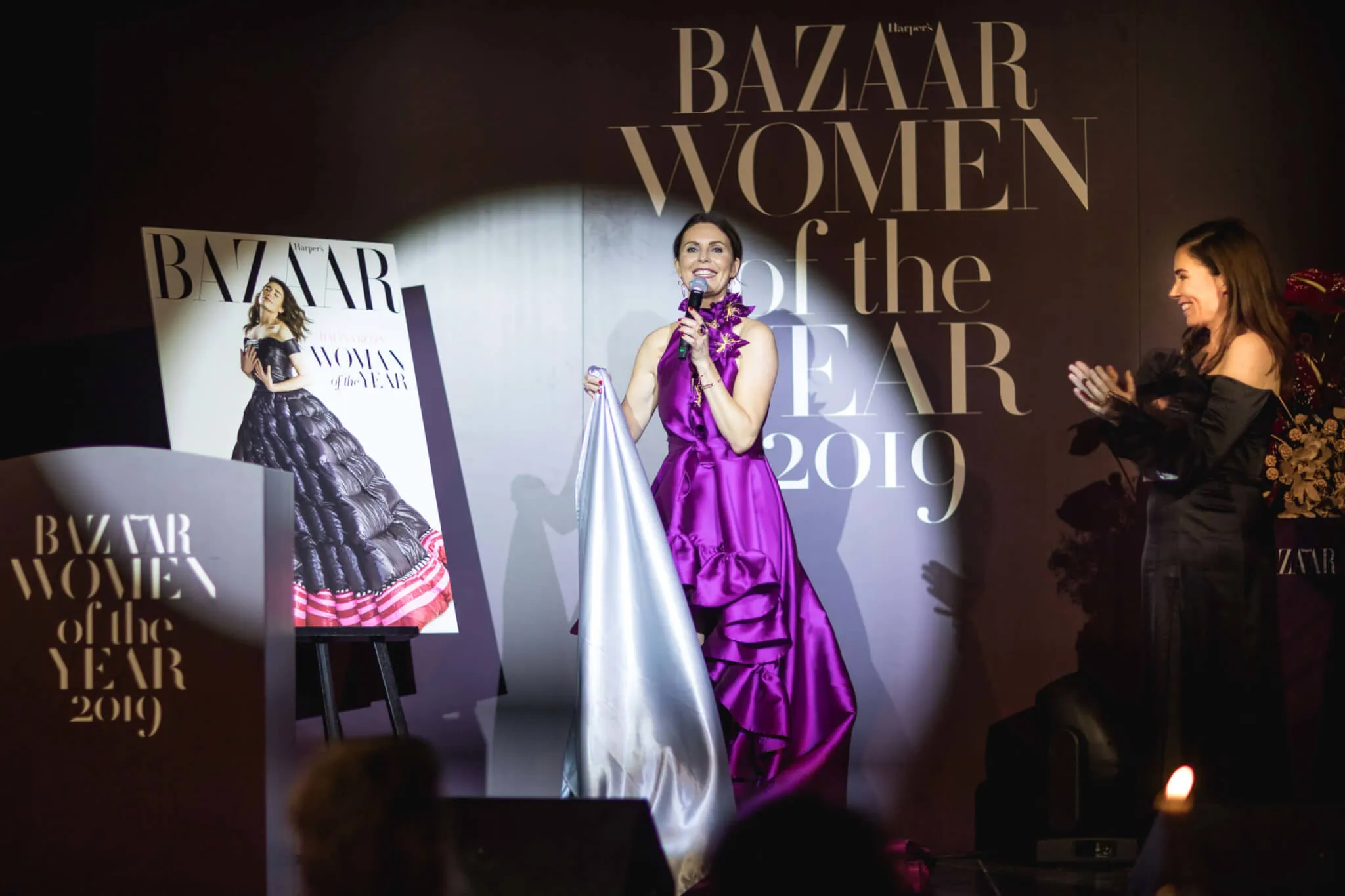 Uitreikingsmoment in een volgspot tijdens de Harper's Bazaar Women of the Year Awards