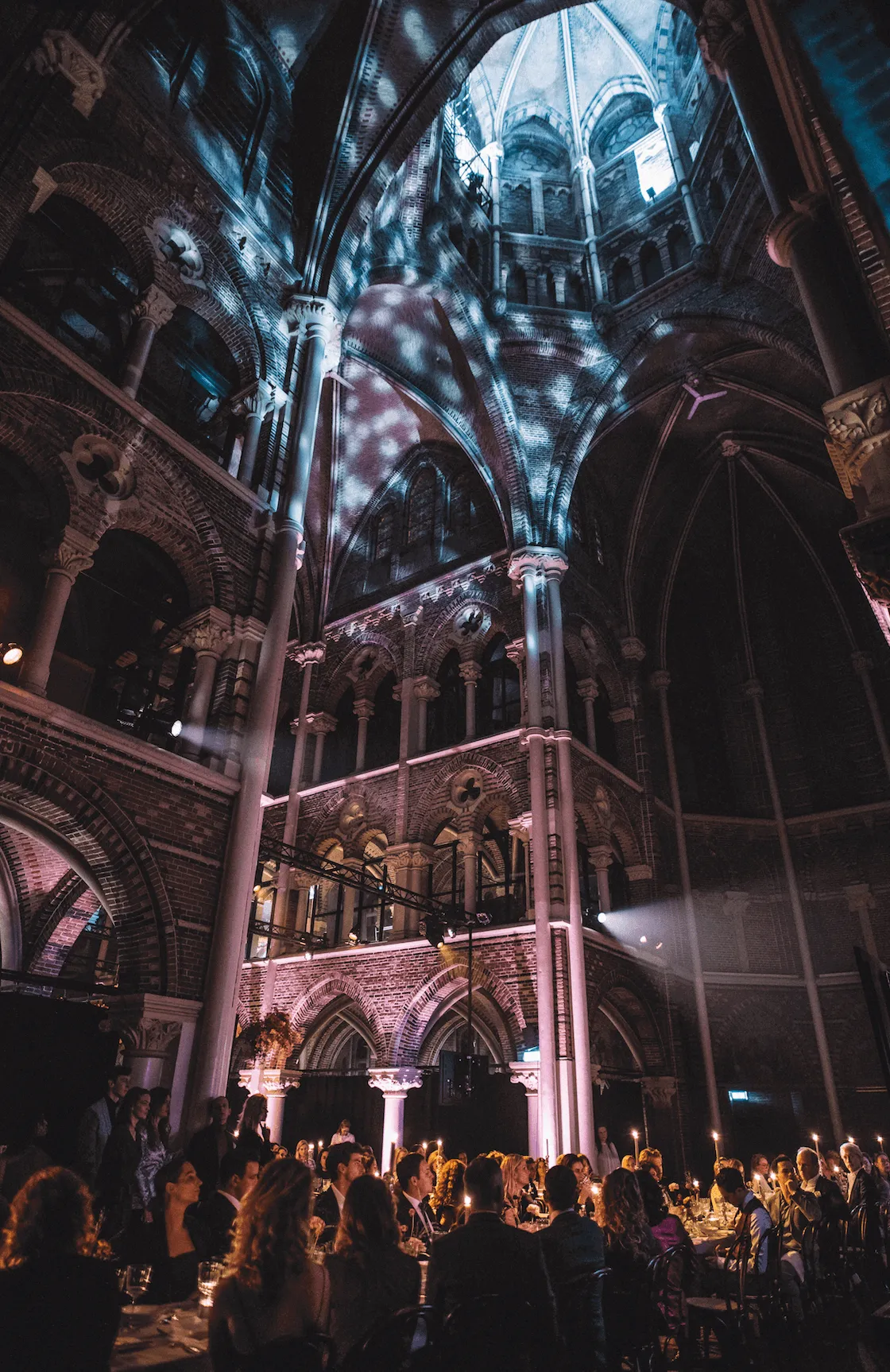 De Posthoornkerk in Amsterdam, volledig uitgelicht met patronen en kleur tijdens het awarddiner